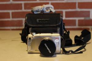 lot 100 image: OLYMPUS CAMERA C-770
