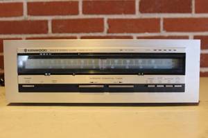lot 109 image: KENWOOD TUNER