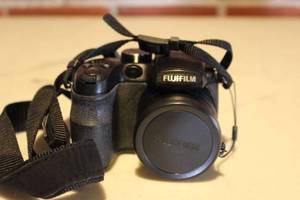 lot 116 image: FUJIFILM DIGITAL CAMERA