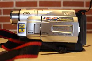 lot 120 image: JVC CAMCORDER GR-SXM740U
