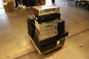 lot 334 image: LOT OF VINTAGE ELECTRONICS FOR PARTS OR REPAIR