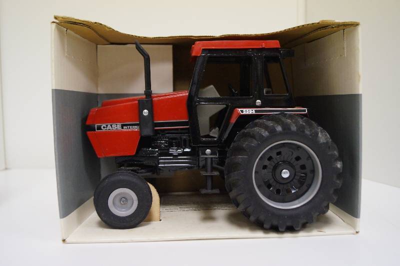lot 1633 image: Ertl CaseInternational 2594 Tractor with Cab 116 scale NIB