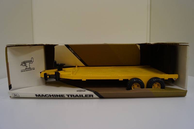 lot 1635 image: ERTL John Deere Machine Trailer with Tandem,front jack stand, load tailgate 116 scale
