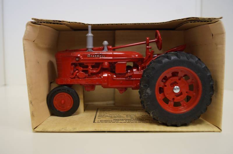 lot 1637 image: ERTL Farmall H Tractor, 116 scale NIB