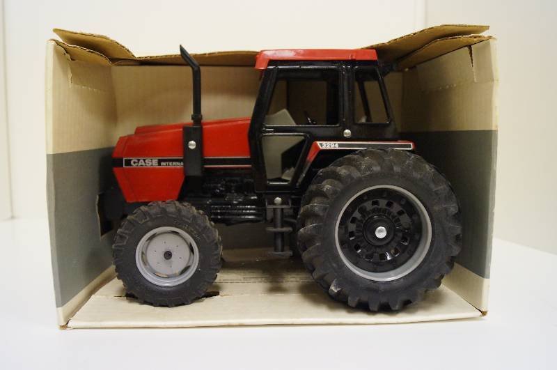 lot 1640 image: ERTL CaseInternational 3294 Tractor with Front Wheel Drive, 116 scale NIB