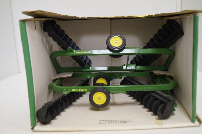 lot 1644 image: ERTL John Deere Model 220 Power-Flex Disk , 116, Stock #583, Center Fold Disk NIB