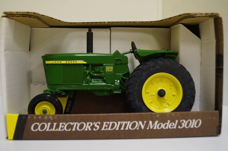 lot 1651 image: ERTL John Deere Collectors Edition 1960 Model 3010 Tractor,Disel, 116 scale, NIB