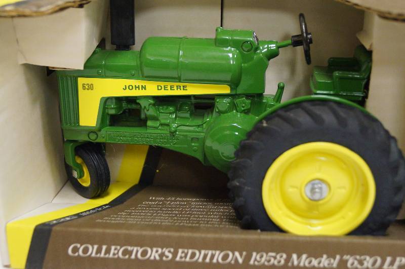 lot 1653 image: ERTL John Deere Collectors Edition 1958 Model 630 LP Tractor, NIB