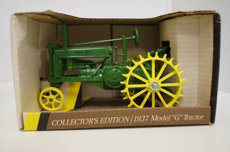 lot 1654 image: ERTL John Deere Collectors Edition 1937 Model G Tractor, NIB