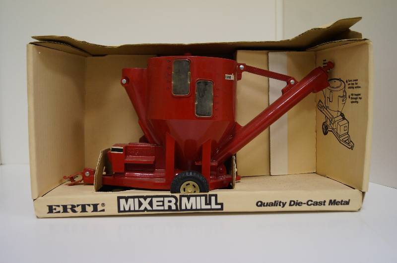 lot 1655 image: ERTL Case Mixer Mill, 116 scale, dusty box