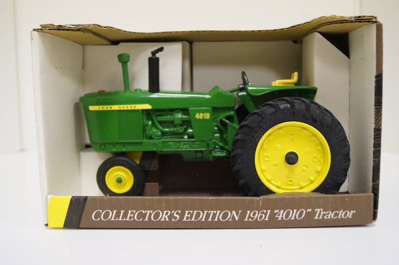 lot 1658 image: ERTL John Deere Collectors Edition 1961 4010 Tractor, 116, Narrow Front, NIB