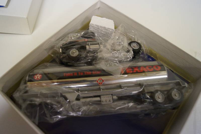 lot 2050 image: Winross Semi, Texaco Tanker, 164 scale, NIB