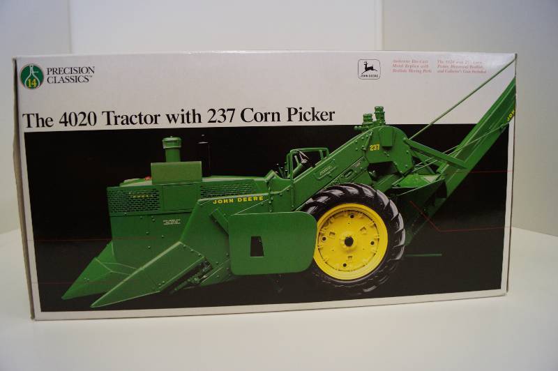 lot 1631 image: Precision ERTL John Deere The 4020 Tractor with 237 Corn Picker 116 scale 1999 NIB
