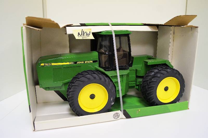 lot 2062 image: ERTL John Deere 8760  4-whee lDrive Tractor, 116 scale, Rubber Tires, Rear Hitch, NIB