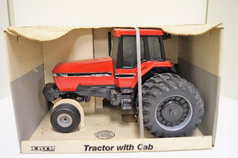 lot 2066 image: ERTL Case IH Tractor wCab, 116 scale, No. 620, NIB but dusty