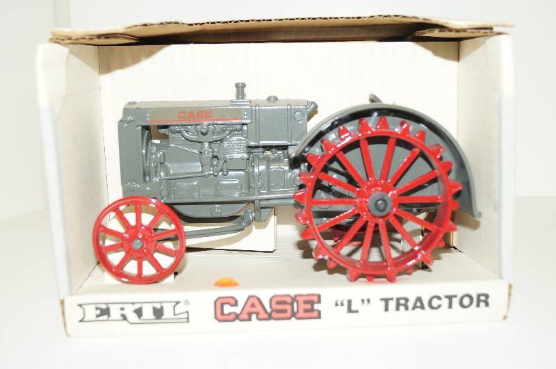 lot 2076 image: ERTL Case L Tractor, 116 scale, No. 450, NIB
