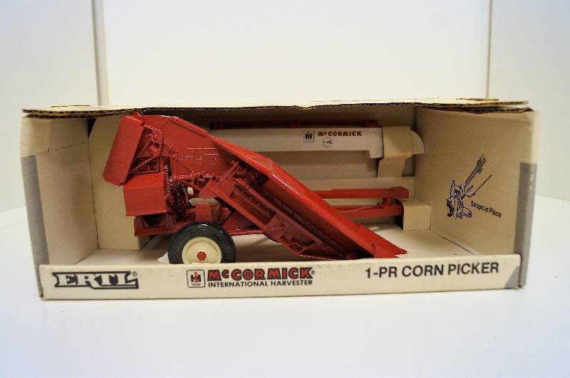 lot 2080 image: ERTL McCormick IH 1-PR Corn Picker, 116, No. 666, NIB
