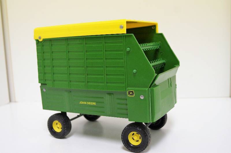 lot 2081 image: ERTL John Deere Forage Wagon, 116 scale, No. 510, Box damaged, NO BOX