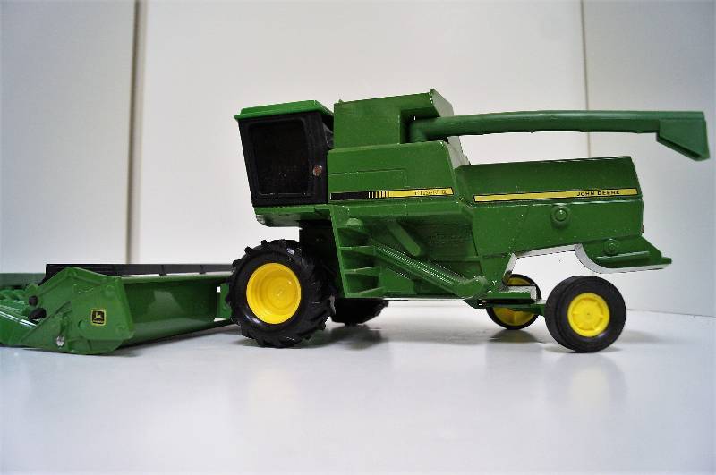 lot 2082 image: ERTL John Deere Titan II Combine wcorn and wheat head, 116 scale, No. 582, No Box