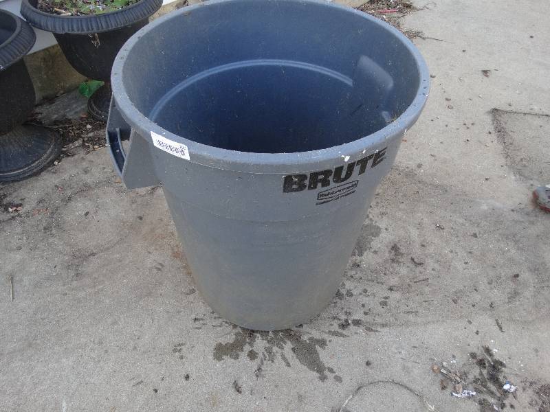 lot 200 image: Brute Trash Can.