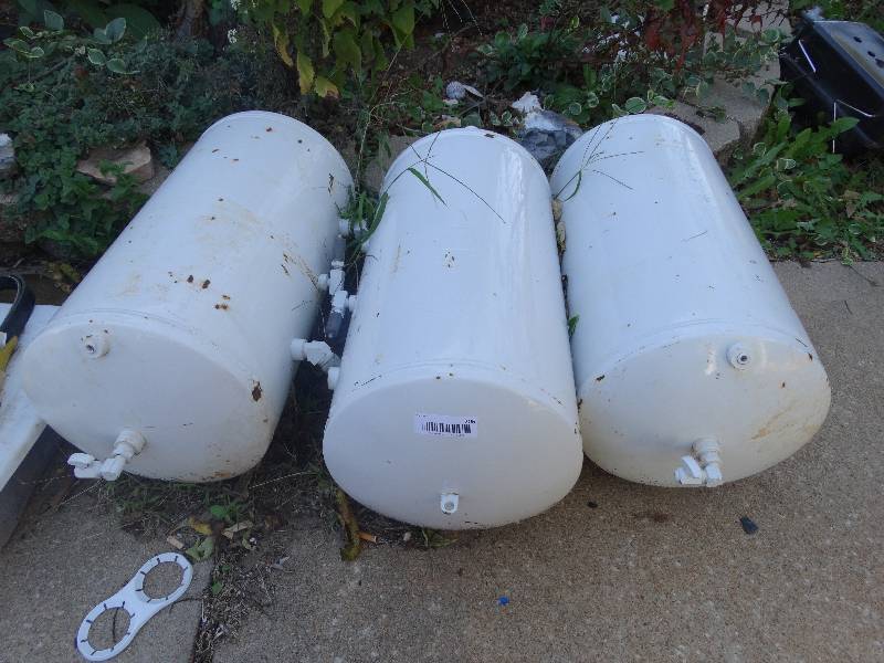 lot 206 image: 3- Metal Tanks.