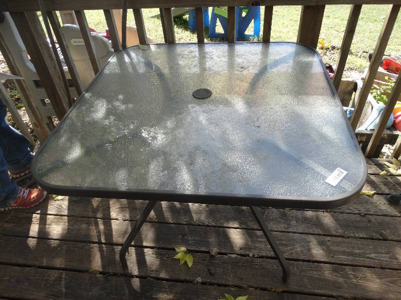 lot 215 image: Glass Table & Plastic table.