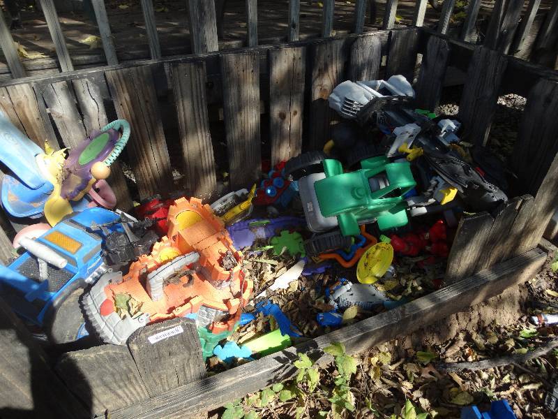 lot 220 image: Large lot of kids toys.