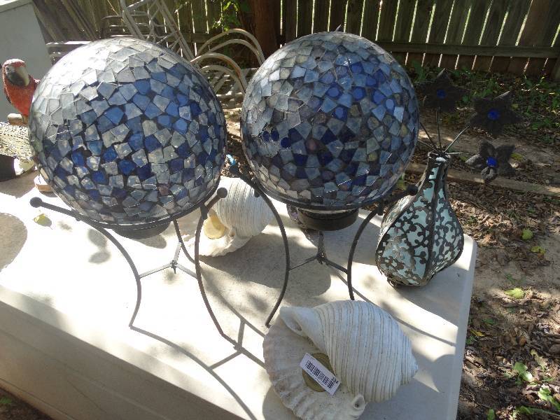 lot 233 image: Outdoor Decor.