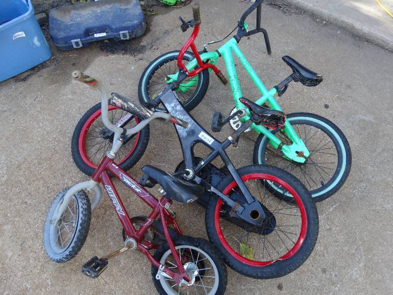 lot 234 image: 3- Kids bikes.