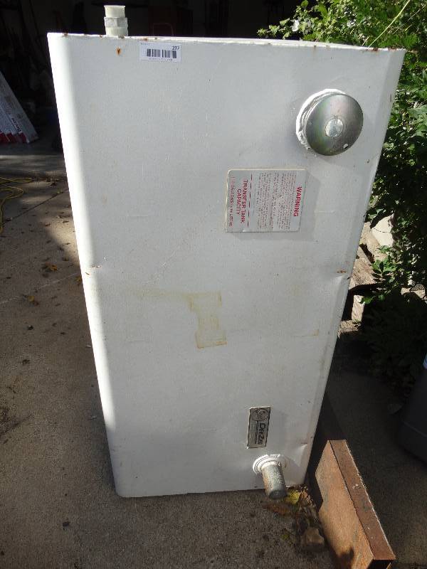 lot 237 image: Dee Zee 110G Transfer Tank.
