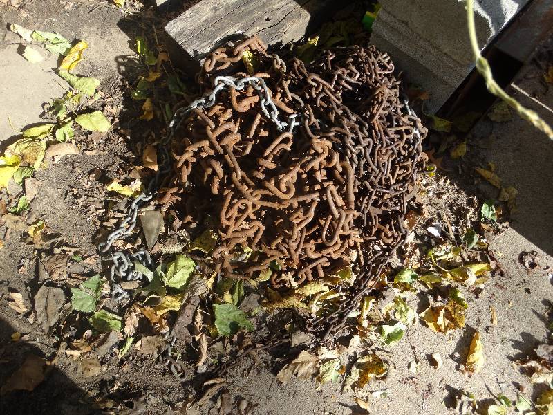 lot 240 image: Lot of chains.