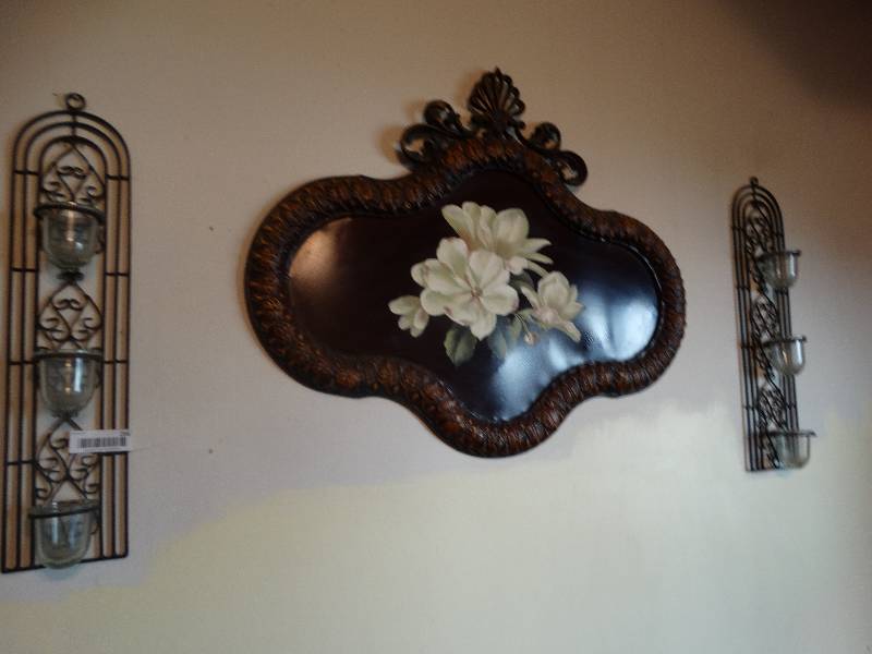 lot 256 image: 3- piece wall decor.