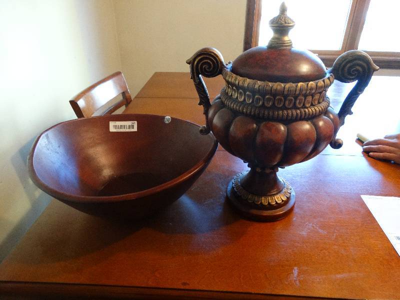 lot 261 image: 2- pc of home decor.