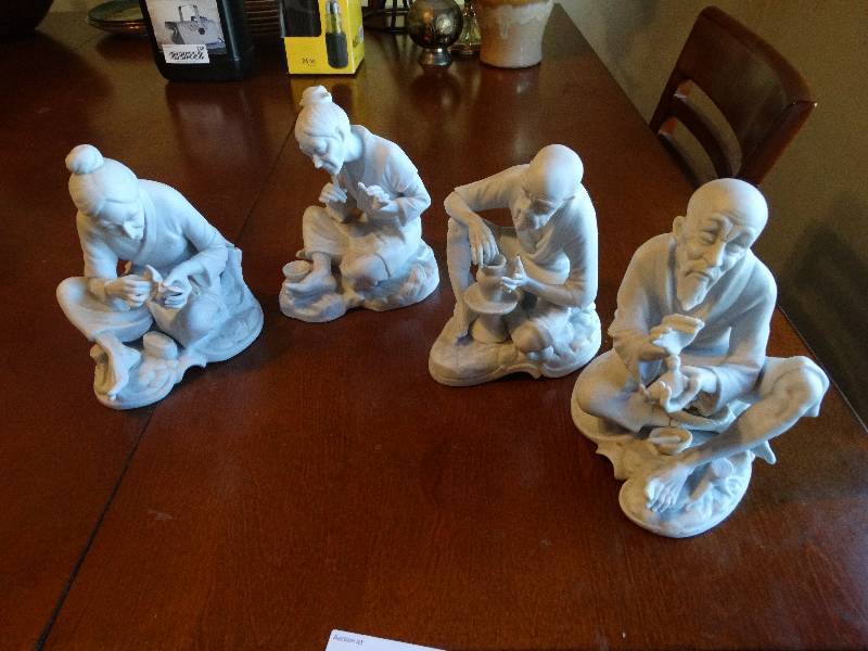 lot 271 image: Chinese figurines.