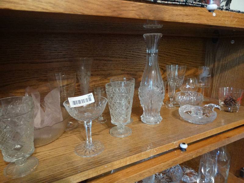 lot 281 image: Lot of crystal and cut glass.