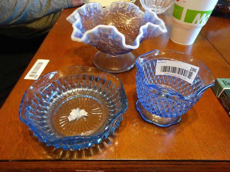 lot 286 image: 3- pcs of blue and purple glass.