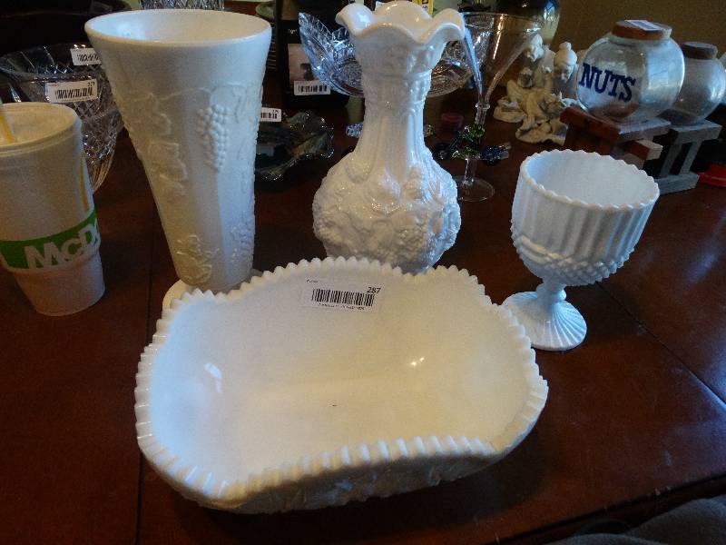 lot 287 image: 4- pieces of milk glasses.