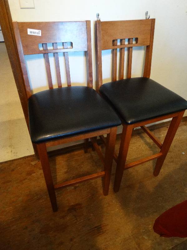 lot 289 image: 2- Nice bar stools padded.