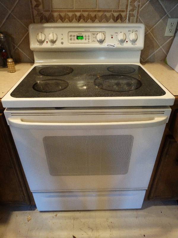 lot 292 image: Spectra glass top electric stove.