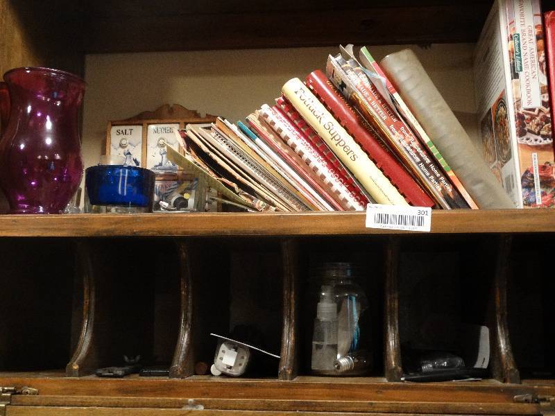 lot 301 image: Cook books and misc decor.