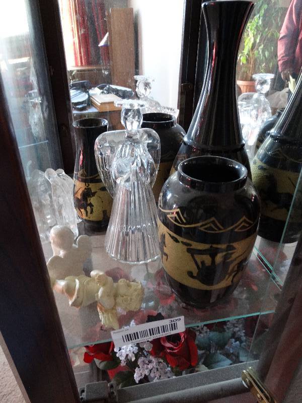 lot 309 image: Various glass collectibles & decor