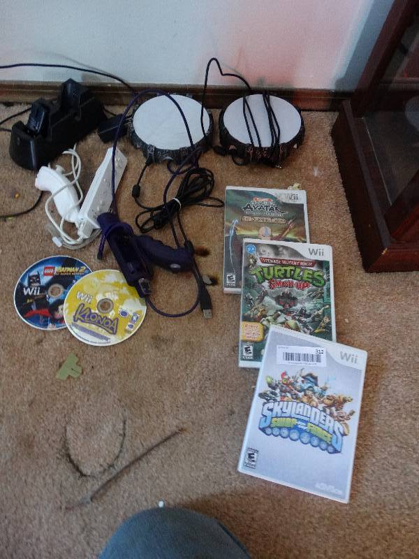 lot 312 image: Various Nintendo Wii gaming items