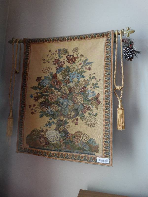 lot 318 image: Tapestry w rod & mount