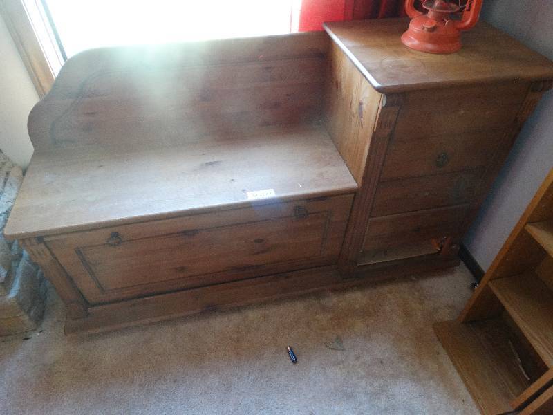 lot 327 image: Chest w seat