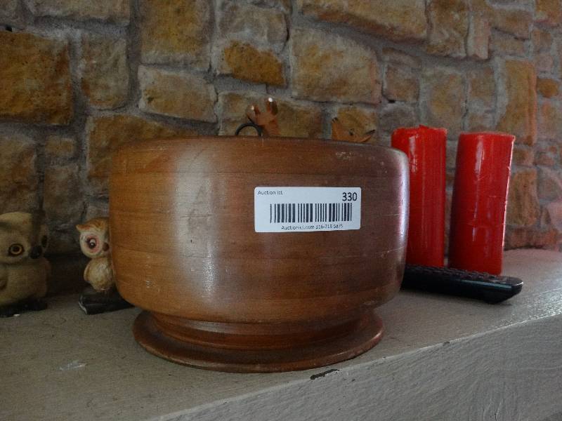 lot 330 image: Items on mantle- vase, faux flowers, candles