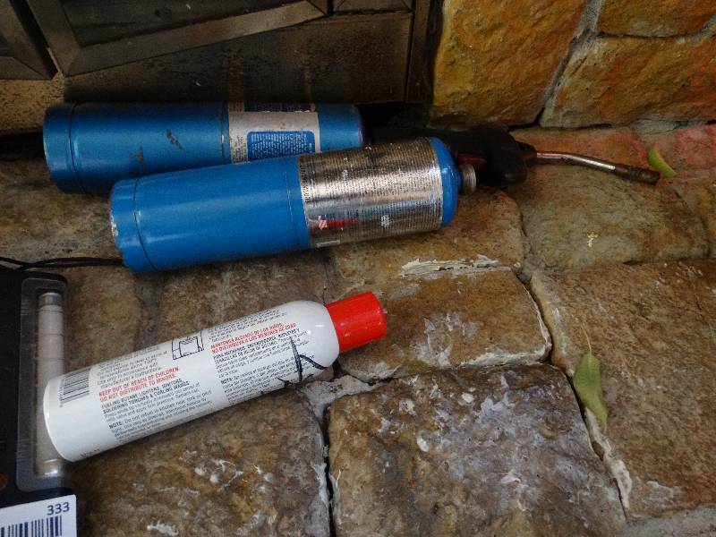 lot 333 image: Flashlights & torch