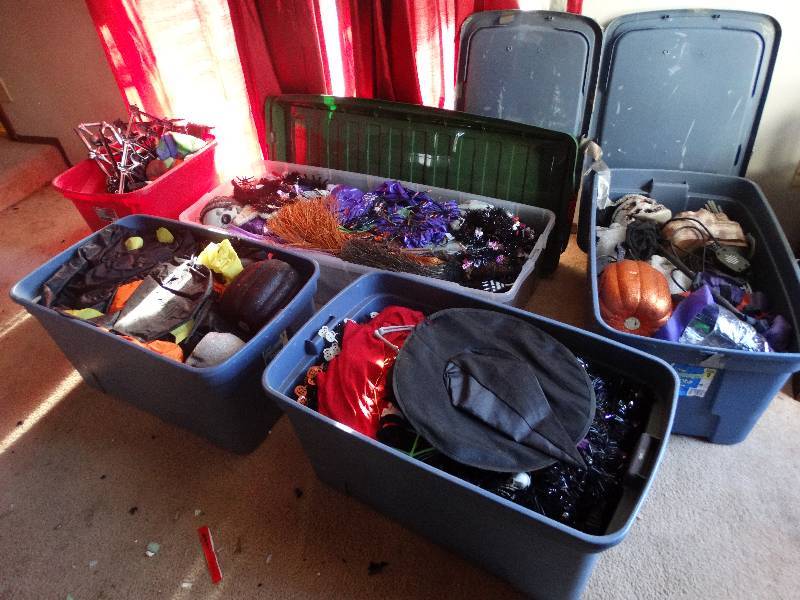 lot 334 image: Large lot of various Halloween items- fog machine, decor, lights, yard decor
