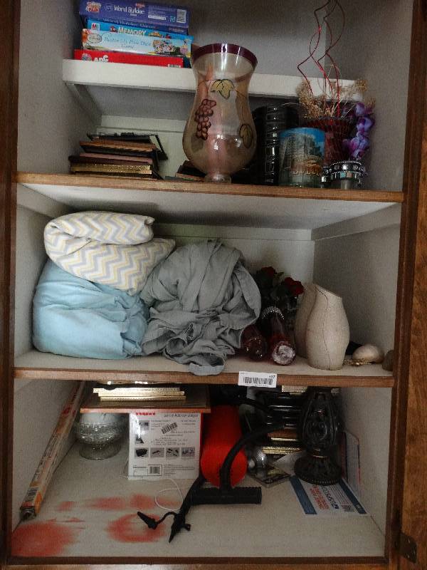 lot 337 image: Lot of various home decor items.