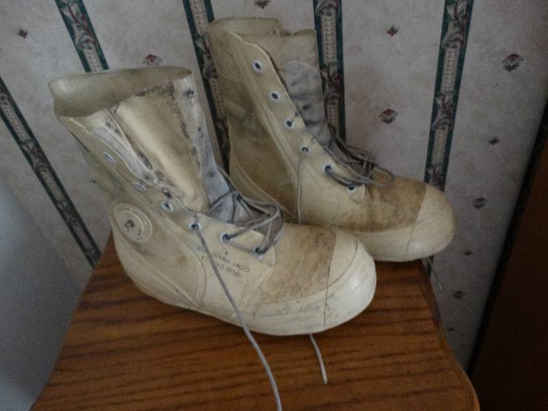 lot 341 image: Size 8 cold weather boots