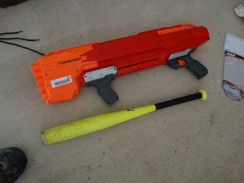lot 352 image: Nerf gun & baseball bat